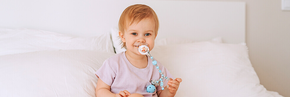niedliches Baby mit personalisierter Schnullerkette vom Schnullerkettenkonfigurator